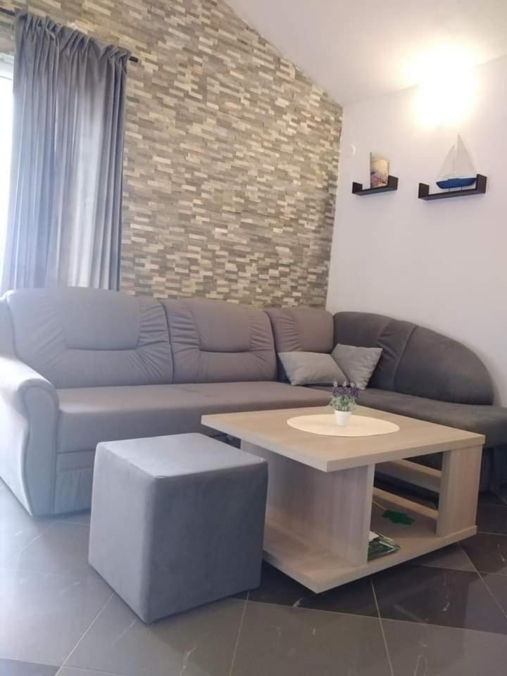 Apartmani Ivankovic Karlobag Oda fotoğraf